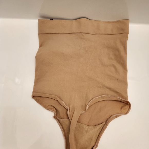 Skims CORE CONTROL HIGH-WAISTED THONG - Picture 8 of 8